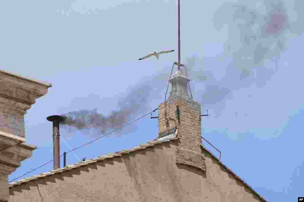 Crni dim je viđen 8. maja pred podne, poslije jutarnjeg glasanja kardinala za izbor nasljednika pape Franje koji će voditi crkvu s 1,4 milijardu sljedbenika. 