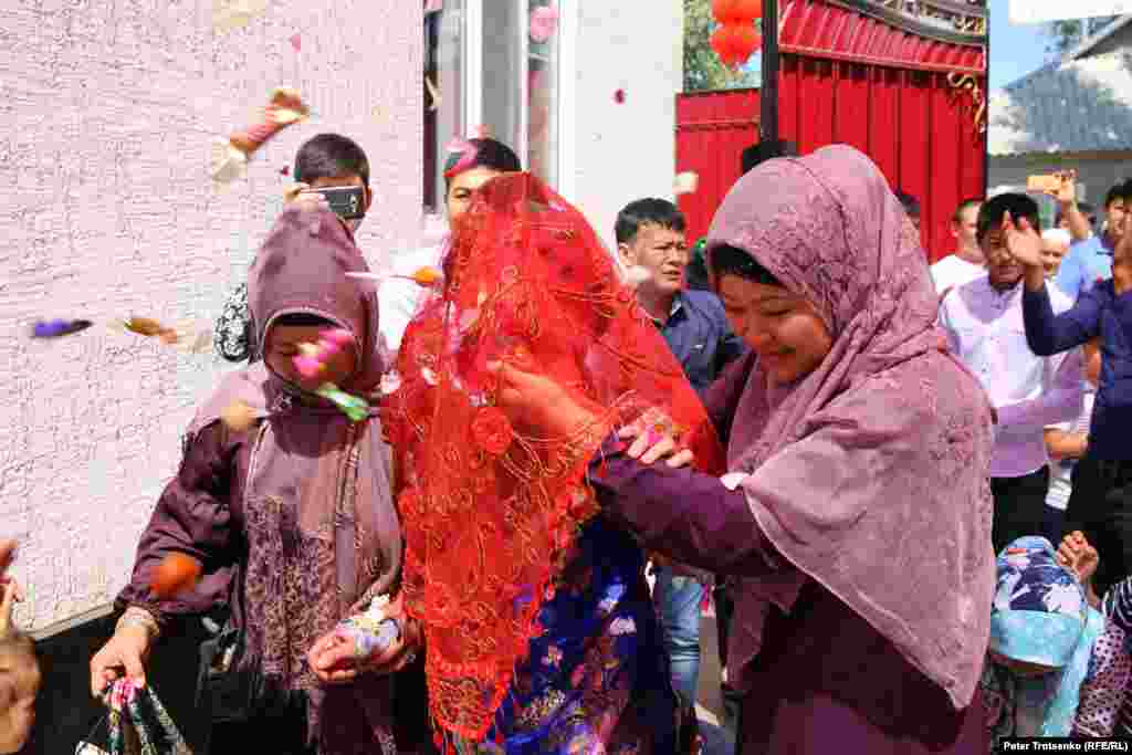 Невесту заводят во двор жениха. Эту церемонию сопровождают еще одним шашу. Невесту осыпают сладостями, урюком, орехами, которыми потом угощают молодых женщин, планирующих пополнение семьи. Если женщина хочет, чтобы родился мальчик, берет орехи, если девочка&nbsp;&ndash; урюк.