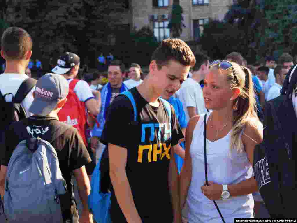 Серед учасників маршу чимало молоді, зокрема дівчат