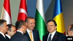 ژوره مانوئل باروسو، رئیس کمیسیون اروپا در کنار رجب طیب اردوغان، نخس وزیر ترکیه روز گذشته هنگام امضای قرارداد 