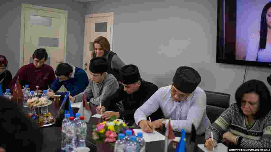 İmlâ yazğan bir çoq insan qalpaq ve fes taqıp keldi