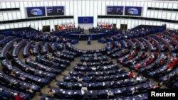 Об этом, в частности, говорится в резолюции, принятой Европарламентом 9 октября, в которой европарламентарии также требуют единого ответа ЕС на нарушение его воздушного пространства со стороны России и угрозы гибридной войны