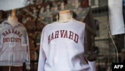 Pulovere în vitrina unui magazin din campusul Universității Harvard, 15 aprilie 2025