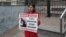 Юлия Мельниченко на пикете против произвола полиции, Владикавказ