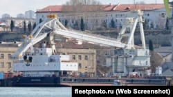 Плавучий кран ПК-400 «Севастополь» біля причалу Севморзаводу у лютому 2022 року. Скріншот сайту fleetphoto.ru