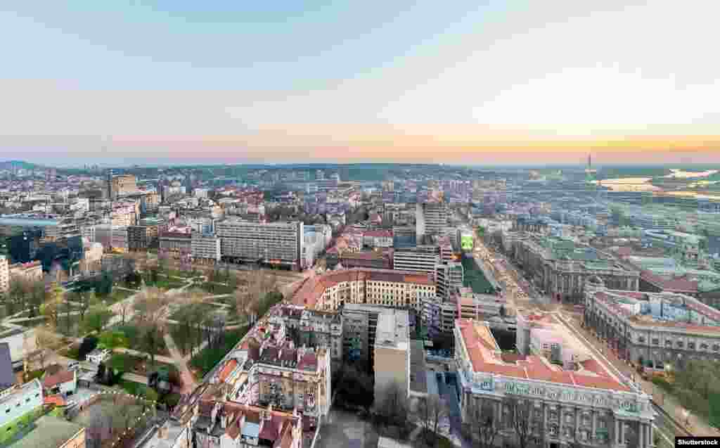 На цьому знімку з висоти пташиного польоту видно руїни будівлі колишнього Головного штабу (у центрі праворуч) у Белграді