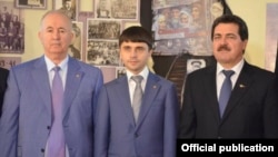 «Qırım Birligi» teşkilâtınıñ reberi Seytumer Nimetullayev, Qırım Nazirler şurası baş naziriniñ muavini Ruslan Balbek ve «Qırım» teşkilâtınıñ reisi Remzi İlyasov