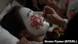 Булката е със затворени очи през цялото време.