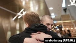 Освобожденный журналист Игорь Лосик встречается со своим братом в Вильнюсе, Литва, 11 сентября 2025