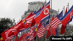 Прапори США та КНДР поруч із медіацентром для висвітлення події, Ханой, В'єтнам