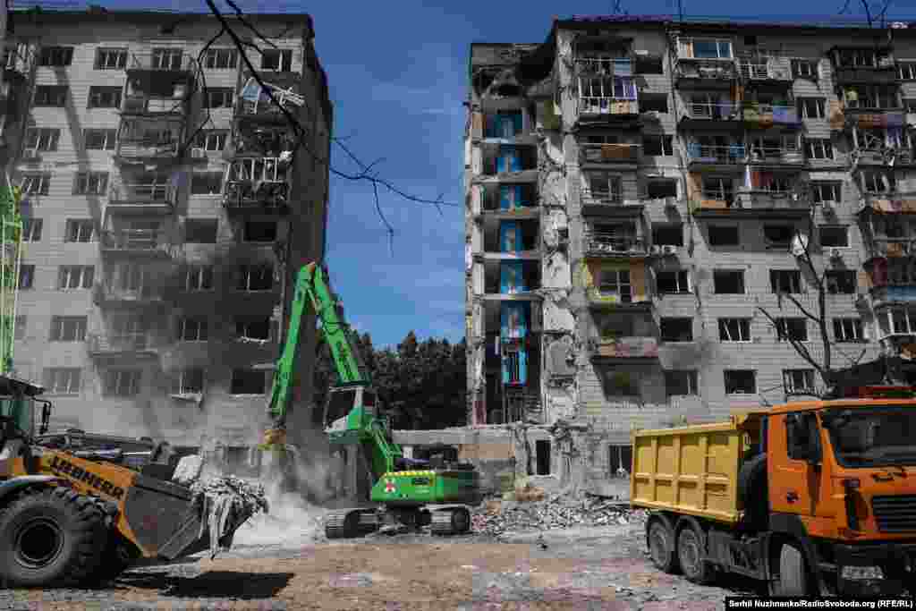 В Офісі генпрокурора України повідомили: «Пошуково-рятувальну операцію у Солом'янському районі столиці, де внаслідок атаки ворога було зруйновано під'їзд житлового будинку, завершено. Загалом у Києві внаслідок вчорашнього ракетно-дронової атаки РФ загинуло 28 людей. 23 загиблих – мешканці зруйнованого під'їзду. Більше 140 людей отримали травми.Найстаршій загиблій – 91 рік, наймолодша жертва – 22-річний хлопець». 