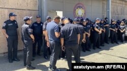 Збор людзей каля будынка Сьледчага камітэту Армэніі, куды дастаўлены Карапэт’ян, 18 чэрвеня 2025 году