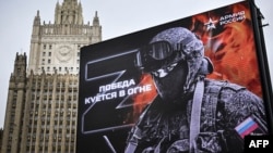 Moskvada Rusiya Xarici İşlər Nazirliyinin binası qarşısındakı reklam lövhəsi.