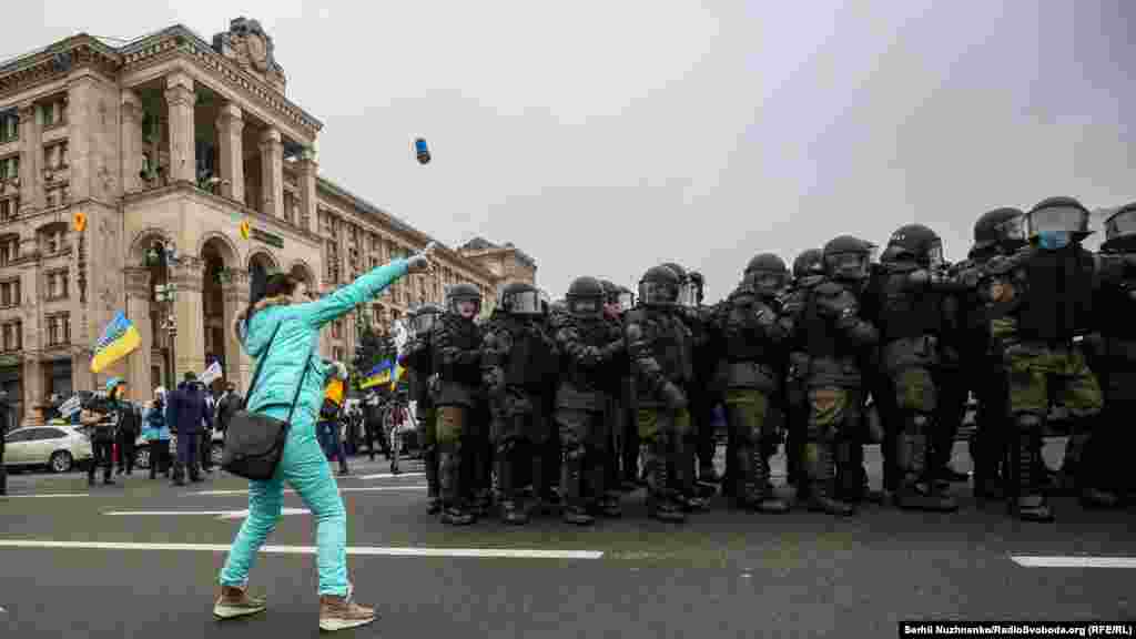 Сутички під час акції фізичних осіб-підприємців (ФОПи) з правоохоронцями на майдані Незалежності у Києві, 15 грудня 2020 року. БІЛЬШЕ ПРО ЦЕ:&nbsp;Сутички на Майдані. ФОПи встановили намети &ndash; оновлюється
