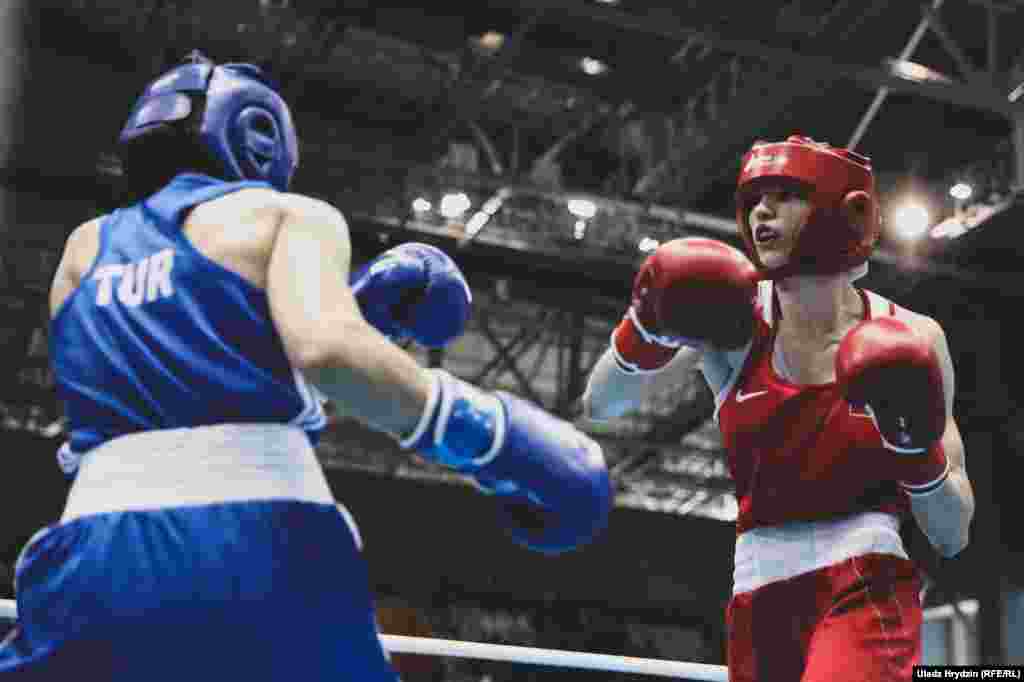 Расейская баксёрка Сьвятлана Салуянава б’ецца у фінале з турчанкай Бусэ Чакыраглу
