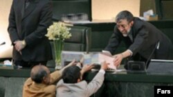 آقای احمدی نژاد، در سال گذشته نیز لایحه بودجه را با تاخیری مشابه امسال به مجلس ارائه کرد.