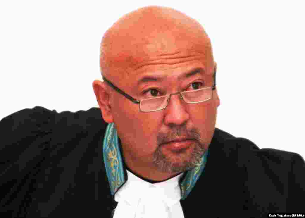 Судья апелляционной судебной коллегии военного суда Казахстана Гани Есжанов. Алматы, 23 сентября 2010 года.  - Апелляционная инстанция военного суда решила в пользу прапорщика Сайранбека Омарова дело о защите его чести и достоинства. Cудебный процесс стал следствием длительной борьбы прапорщика за свое жилье по выходу на пенсию.