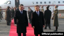 Հայաստան -- Հայաստանի վարչապետ Տիգրան Սարգսյանը (ձախից) օդանավակայանում դիմավորում է Վրաստանի իր գործընկեր Բիձինա Իվանիշվիլիին, Երեւան, 17-ը հունվարի, 2012թ․