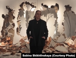 Сабина Шихлинская в своей инсталляции “Все будет хорошо” (2025)