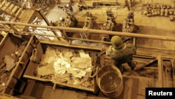 Боевики на посту во время визита главаря группировки «ДНР» Александра Захарченко на Юзовский металлургический завод. Донецк, 1 марта 2017 года