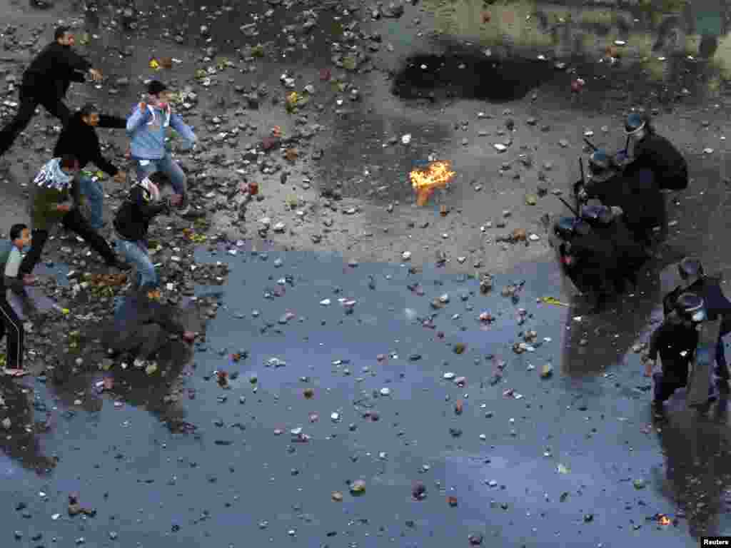 درگیری میان تظاهرکنندگان و نیروهای پلیس در شهر سوئز