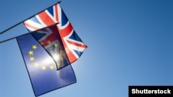 پرچم‌های اتحادیه اروپا و بریتانیا در اهتزاز