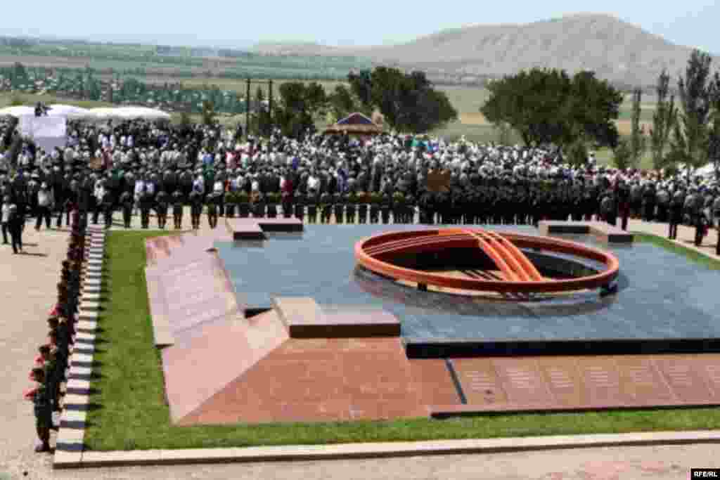 14-июнда Кыргызстандын калкы атактуу жазуучу Чыңгыз Айтматовду акыркы сапарга узатты.  - Bishkek, Kyrgyzstan; funeral service for novelist and statesman Chingiz Aitmatov at burial site of Ata-Beyit Memorial Complex on 14jun2008. Photo by Radio Azattyk. (Aitmatov died on 10jun2008.)