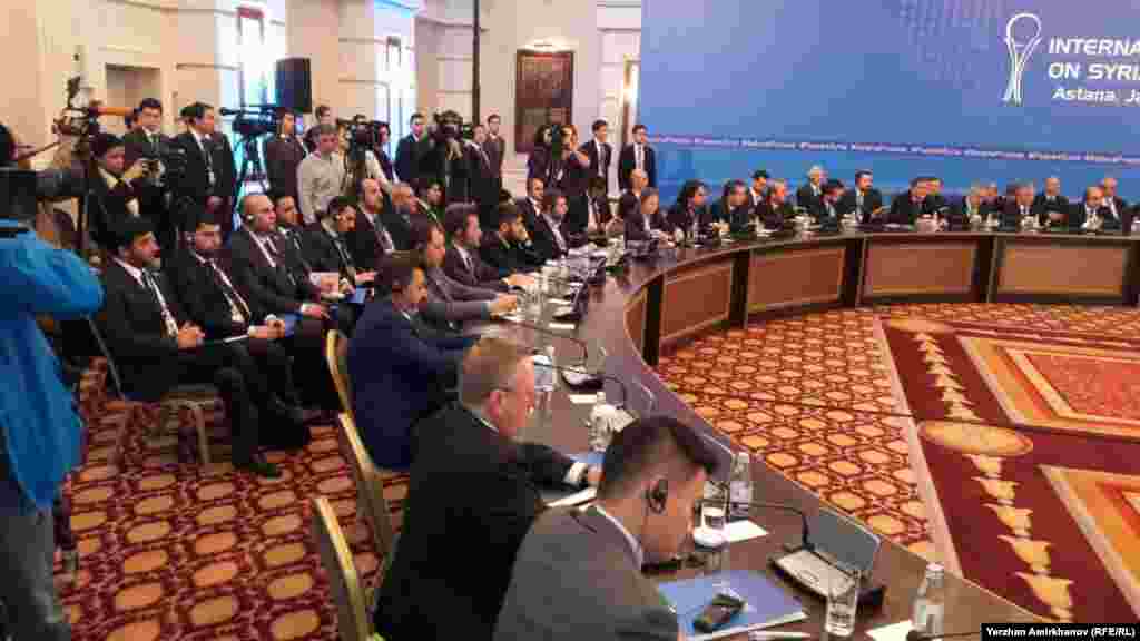 Сирия жөніндегі Астана келіссөздерінің басталған сәтіндегі сурет. Журналистерге бастапқыда хаттамалық сурет пен видео түсіруге рұқсат етілгенімен, келіссөздердің өзі жабық есік жағдайында жалғасты.&nbsp;