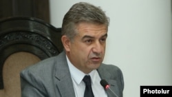 Премьер-министр Армении Карен Карапетян на заседании правительства (архив)