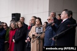 Цырымонія ўзьняцьця беларускага нацыянальнага сьцяга ў Вільні 25 сакавіка 2025 году з удзелам Сьвятланы Ціханоўскай