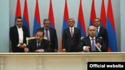 Представители правящей Республиканской партии и партии АРФ «Дашнакцутюн» подписывают документ о сотрудничестве, Ереван, 24 февраля 2016 г.