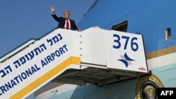 АҚШ президенті Дональд Трамп Израильдегі "Бен Гурион" әуежайында ұшақ трапынан қол бұлғап тұр. 13 қазан, 2025 жыл.