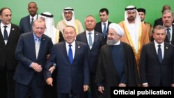 Президент Узбекистана Шавкат Мирзияев (первый справа) на саммите ОИС по науке и технологиям в Астане, сентябрь 2017 года.