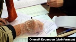 Поліція кваліфікувала інцидент як «викрадення, пошкодження, приховування або знищення виборчого бюлетеня»