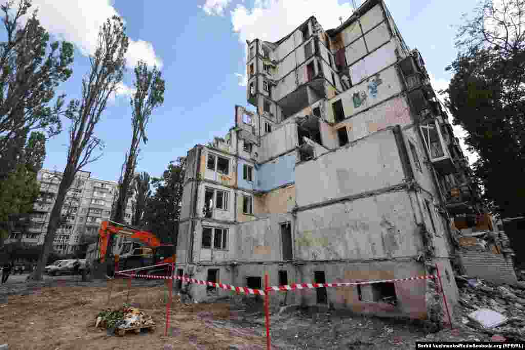 Ось що залишилося від багатоповерхового будинку у Святошинському районі, в який влучила російська ракета і зруйнувала цілий під'їзд, Київ, 1 серпня 2025 року