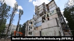 Последствия российского ракетного удара по Киеву. По меньшей мере 31 человек погиб, многоэтажный дом разрушен. 31 июля 2025 года