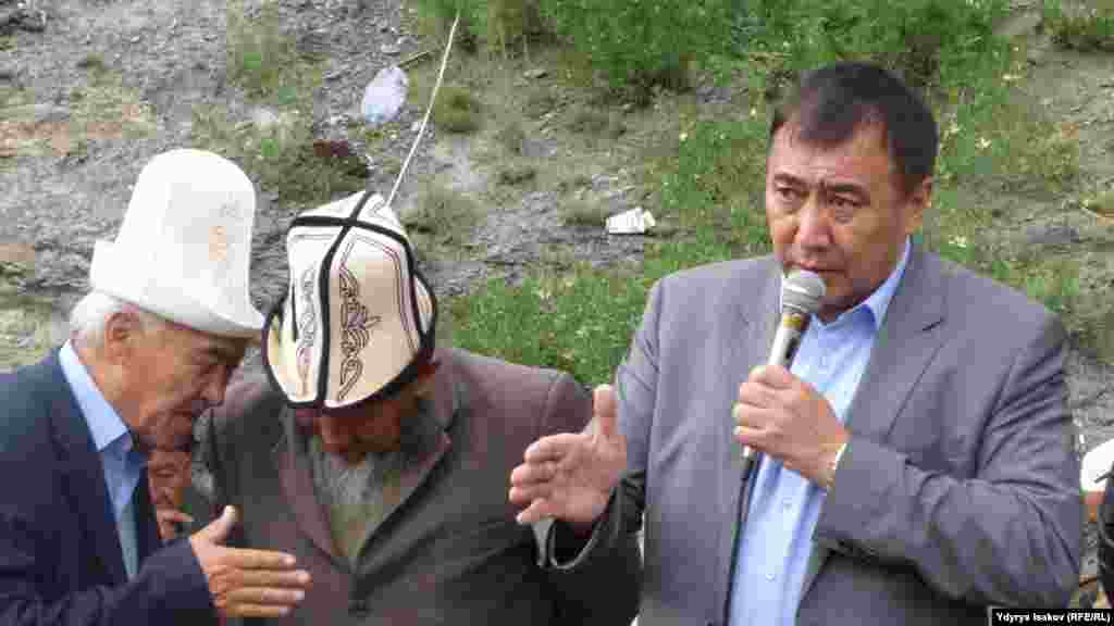 17-июнда Коопсуздук боюнча вице-премьер-министр Абдырахман Маматалиев, Өзгөчө кырдаалдар министри Кубатбек Боронов, Ички иштер министринин орун басары Курсан Асанов, ИИМдин Ош шаары жана Ош облусу боюнча башкармалыгынын башчысы Сүйүн Өмүрзаков Ош-Эркеч-Там жолун бууп турган Акматбек Келдибековдун тарапкерлери менен жолугушууга барды.