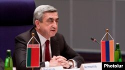 Чехия - Президент Армении Серж Саргсян выступает на саммите «Восточного партнерства» в Праге, 7 мая 2009 г.