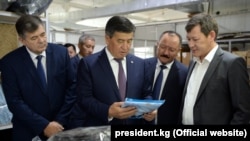 Президент Сооронбай Жээнбеков во время посещения текстильного предприятия на территории СЭЗ «Бишкек». Иллюстративное фото.