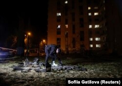 Ucraina, Harkov, 3 mai 2025 - un expert cercetează urmările unei lovituri rusești cu drone asupra unui bloc de locuințe.