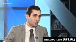 Член фракции «Елк» в Совете старейшин Еревана Давид Хажакян в студии Азатутюн ТВ (архив)