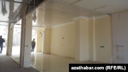 Sökülen arka dükany. Aşgabat