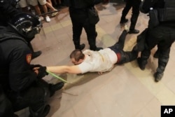 Жандармеристи задържат предполагаем проправителствен протестиращ, Белград, 13 август.