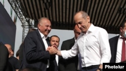 Профессор Армен Чарчян (слева) и лидер блоак «Айастан», экс-президент Армении Роберт Кочарян, май 2021 г.