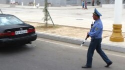 Hökümetde işleýän zenanlar ulag sürüp bilýär, galan aýal-gyzlaryň sürüjilik şahadatnamasy elinden alynýar