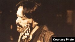 اجرای کنسرت های اخير آقای عليزاده همزمان است با نامزدی تازه ترين آلبوم او «به تماشای آبهای سفيد»، برای دريافت جايزه گرامی برای بهترين اثر سنتی در رده بندی موسيقی جهان