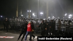 У МВС заявили, що п’ятьох організаторів протестної акції взяли під варту, включаючи активіста Паату Бурчуладзе, колишню оперну зірку, та Муртаза Зоделаву