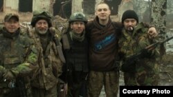 Антон Цялежнікаў з вайскоўцамі "Правага сэктару"