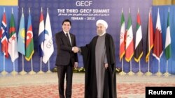 Eýranyň prezidenti Hassan Rohani (S) türkmen kärdeşi Gurbanguly Berdimuhamedow bilen görüşýär. Tähran, 23-nji noýabr, 2015