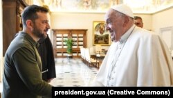 Зустріч президента України Володимира Зеленського (л) з папою Римським Франциском, Ватикан, 11 жовтня 2024 року